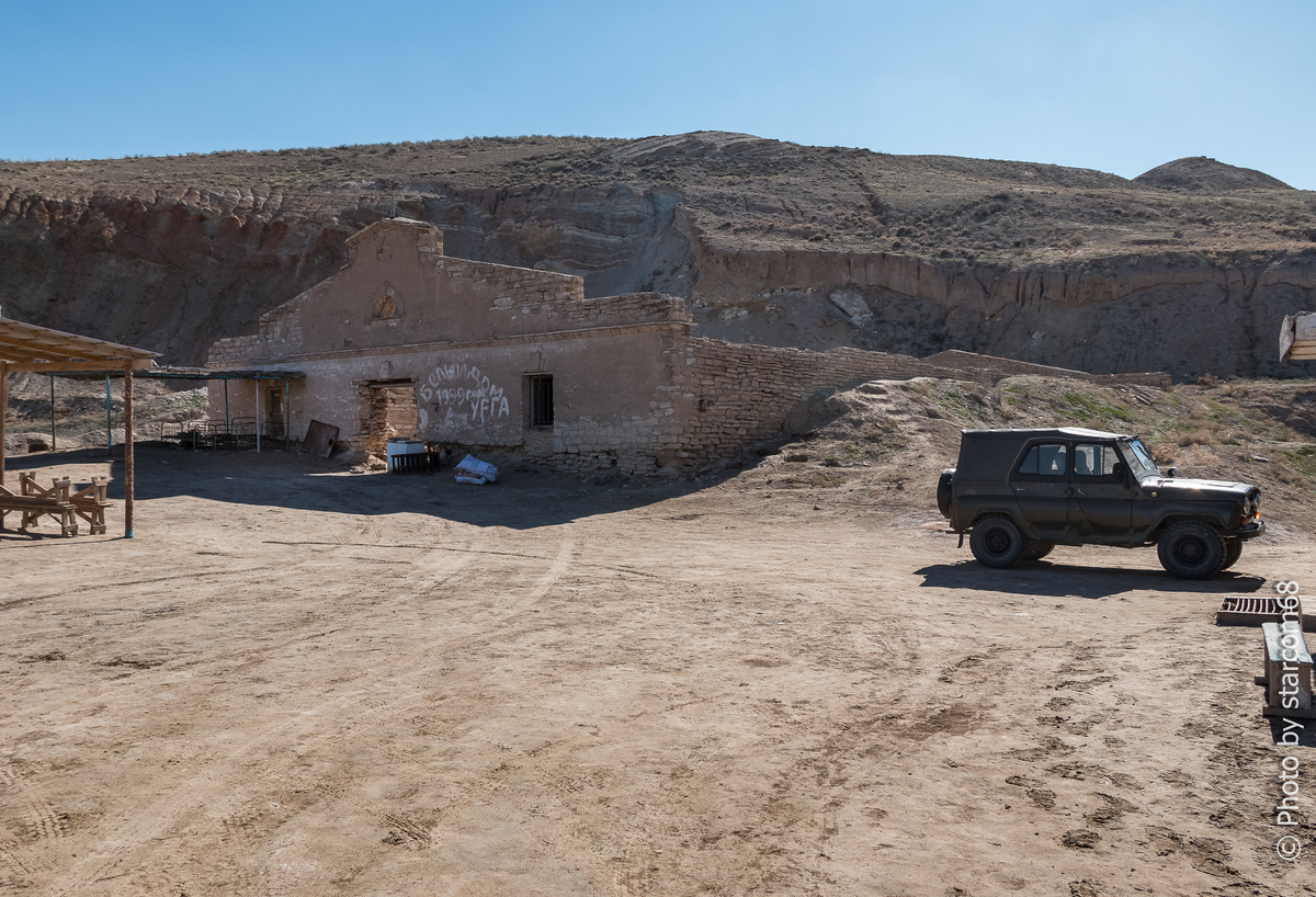 "Белый дом" - именно сюда привозят туристов поесть рыбки и посмотреть на Судочье озеро