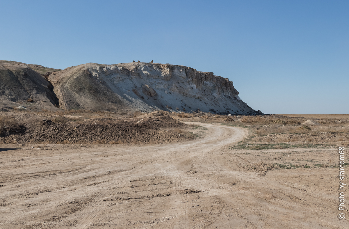 Приехал я сюда вон из-за того мыса, следуя вдоль береговой линии высохшего Айбугирского залива, а ныне заболоченного озера Каратеренг, разглядывая по пути на протяжении трех километров остатки камышовых домов Урги