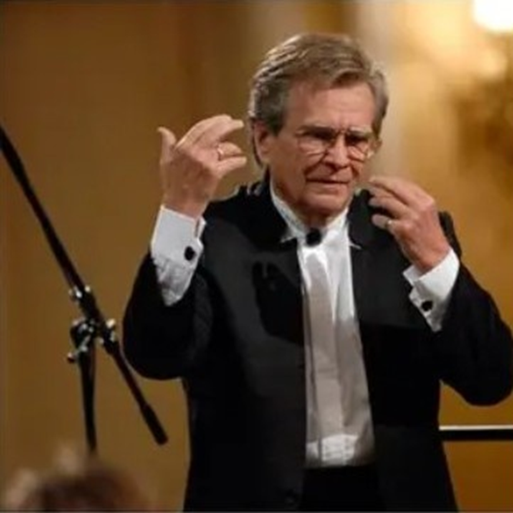 Маэстро Владимир Федосеев за работой (снимок из сети)