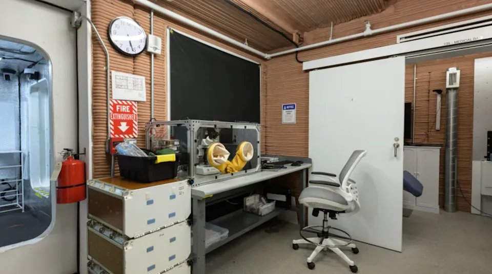 Члены экипажа примут участие в различных мероприятиях в течение годичной миссии, включая сбор и анализ образцов с использованием перчаточного бокса (Билл Стаффорд/НАСА)