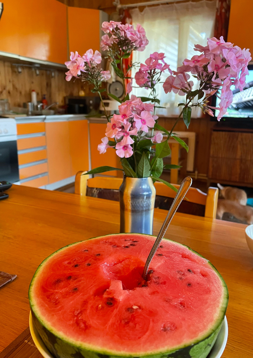 Кажется большим