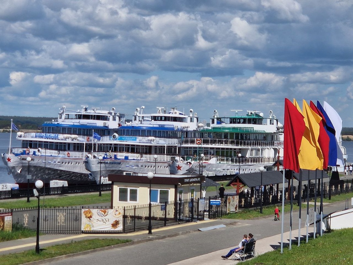 Чебоксары: теплоходы в речном порту