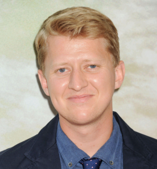 Шей Хаттен (1994) - американский сценарист и продюсер. Наиболее известен по фильмам «Джон Уик 3» (2019) и «Джон Уик 4» (2023). Собственно, между событиями этих картин и происходят события «Балерины»