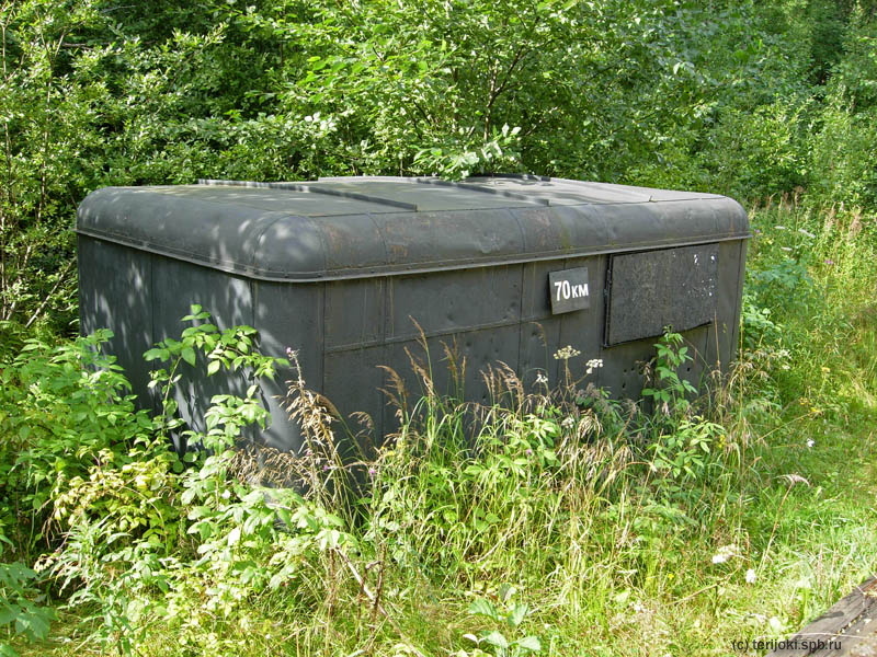 Платформа 70 км. Этот кузов от грузовика заменяет здесь вокзальное здание. Фото Д. Веревкина, 8 августа 2012 г.