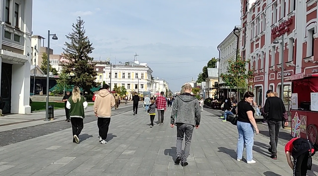 Пешеходная часть Большой Покровской улицы
