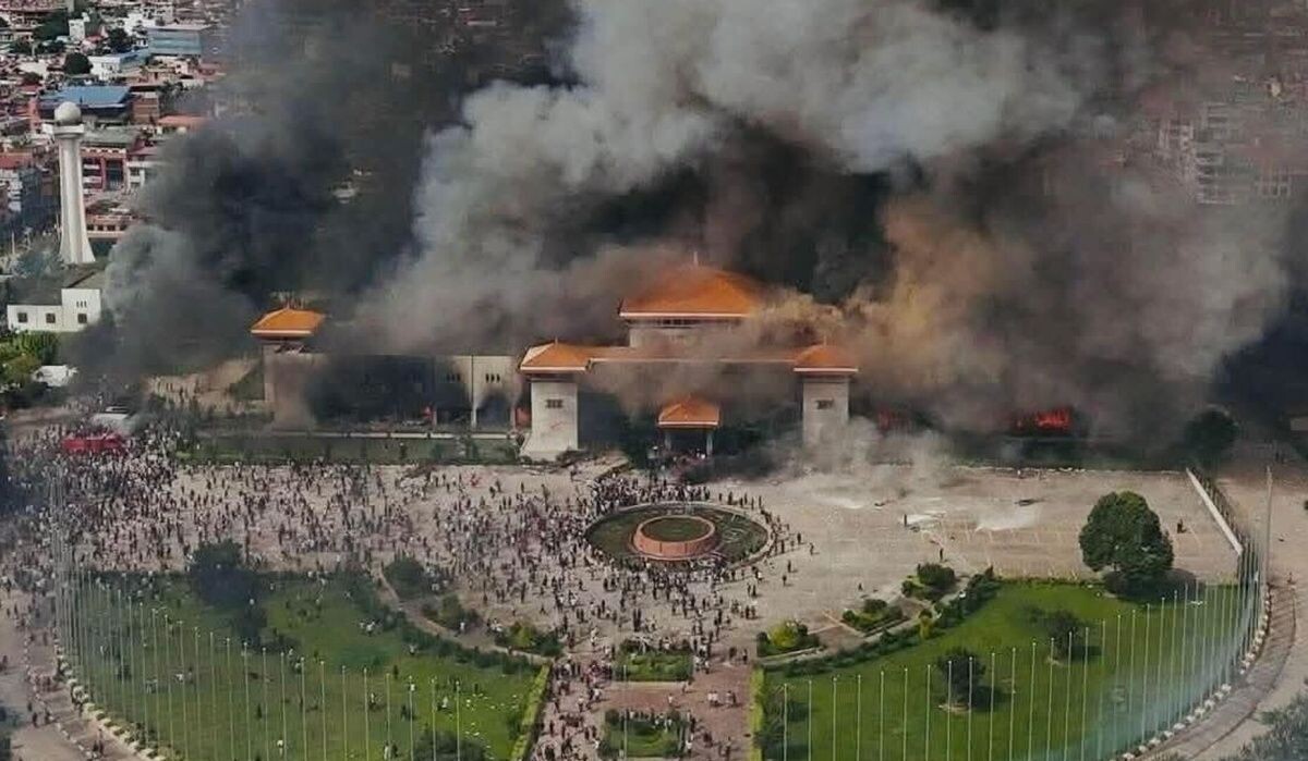     Протестующие подожгли здание парламента во время беспорядков в Катманду. Источник: ria.ru Автор фото: Соцсети