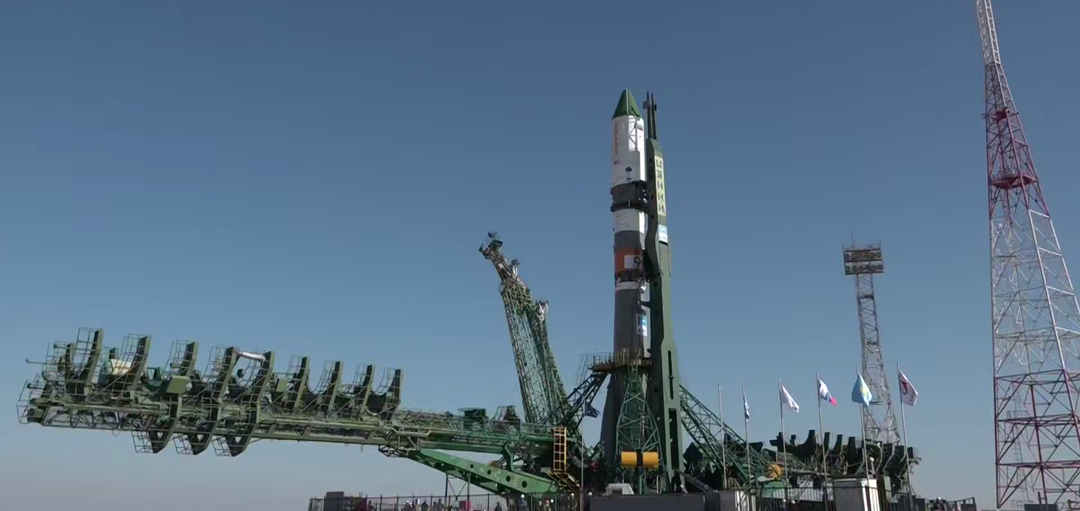 Ракету с грузовым кораблем «Прогресс МС-32» установили на стартовой площадке