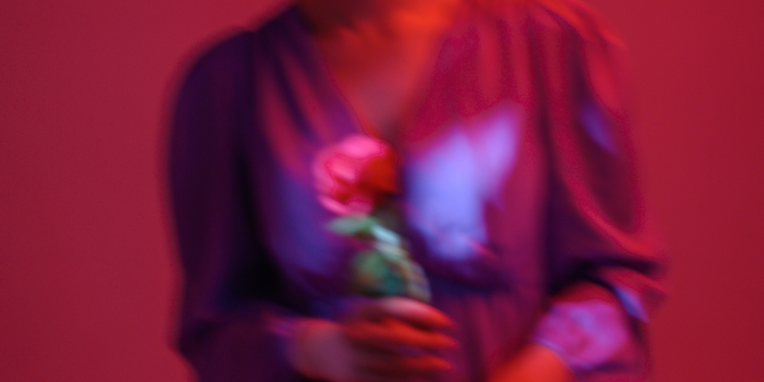 Необычная портретная фотосессия с использованием матовой поверхности