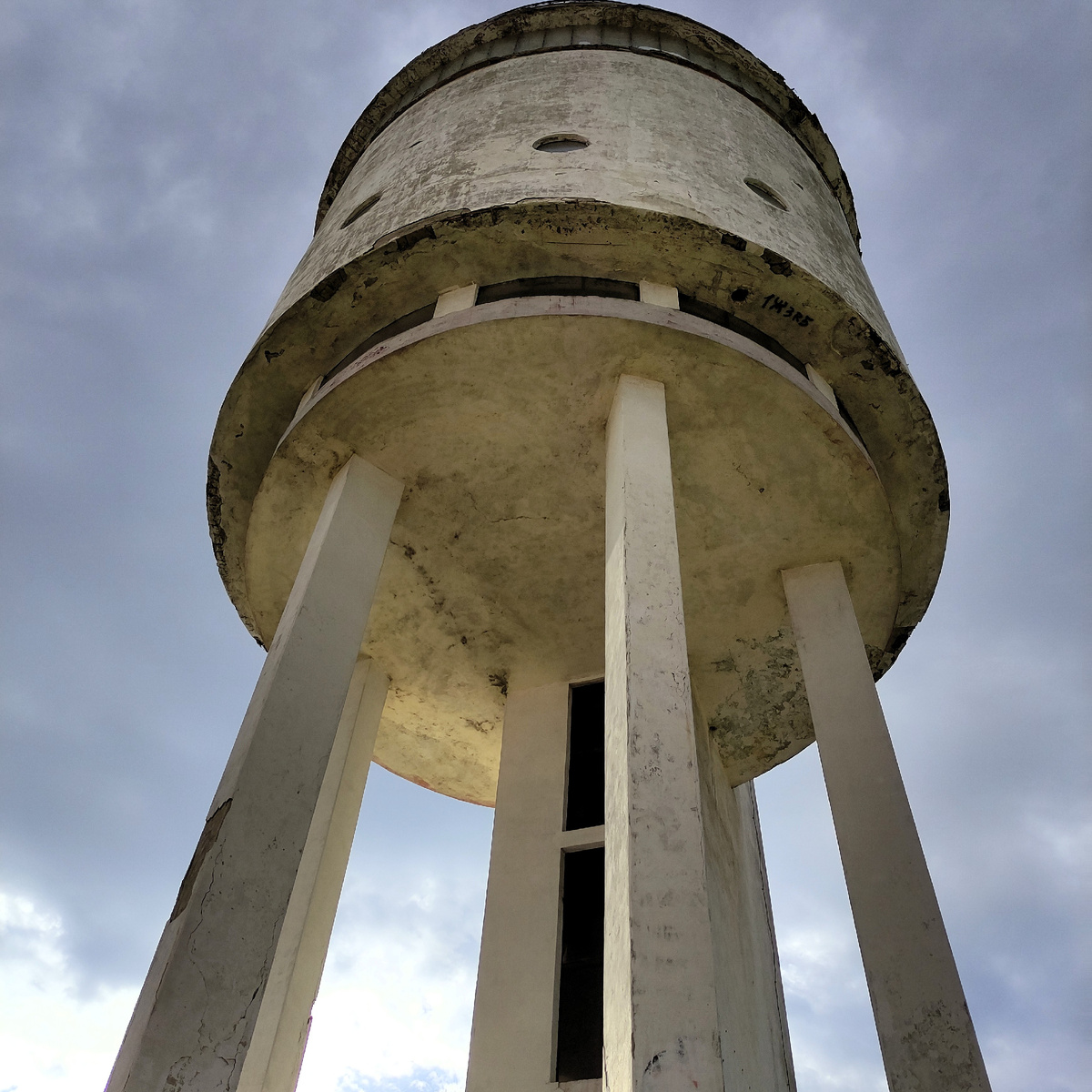 Вид снизу. Здесь хорошо видны "лишние ноги" и окна. Фото автора.