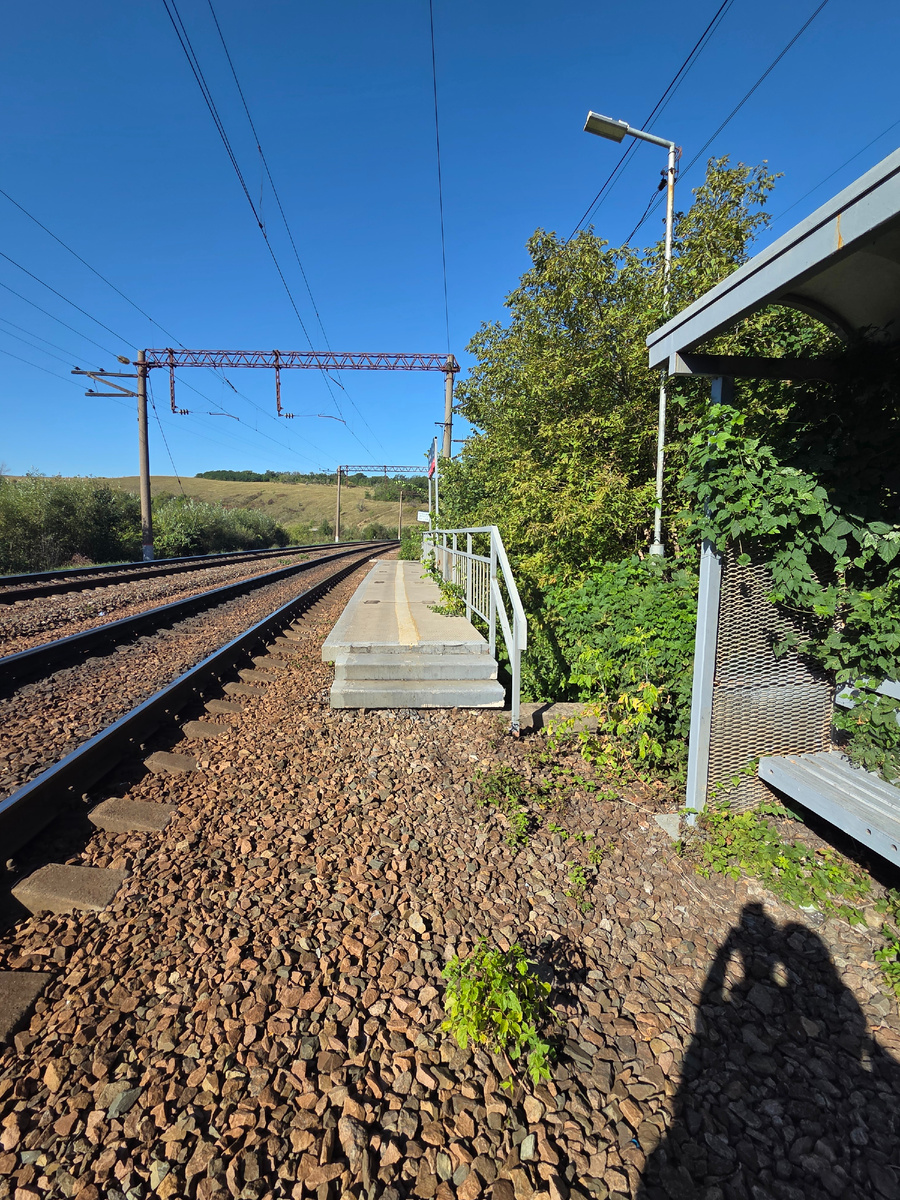 Это полустанок со стороны Лисок до Острогожска. Если ехать в обраном направлении до Лисок, то полустанок будет на 400 метров дальше.