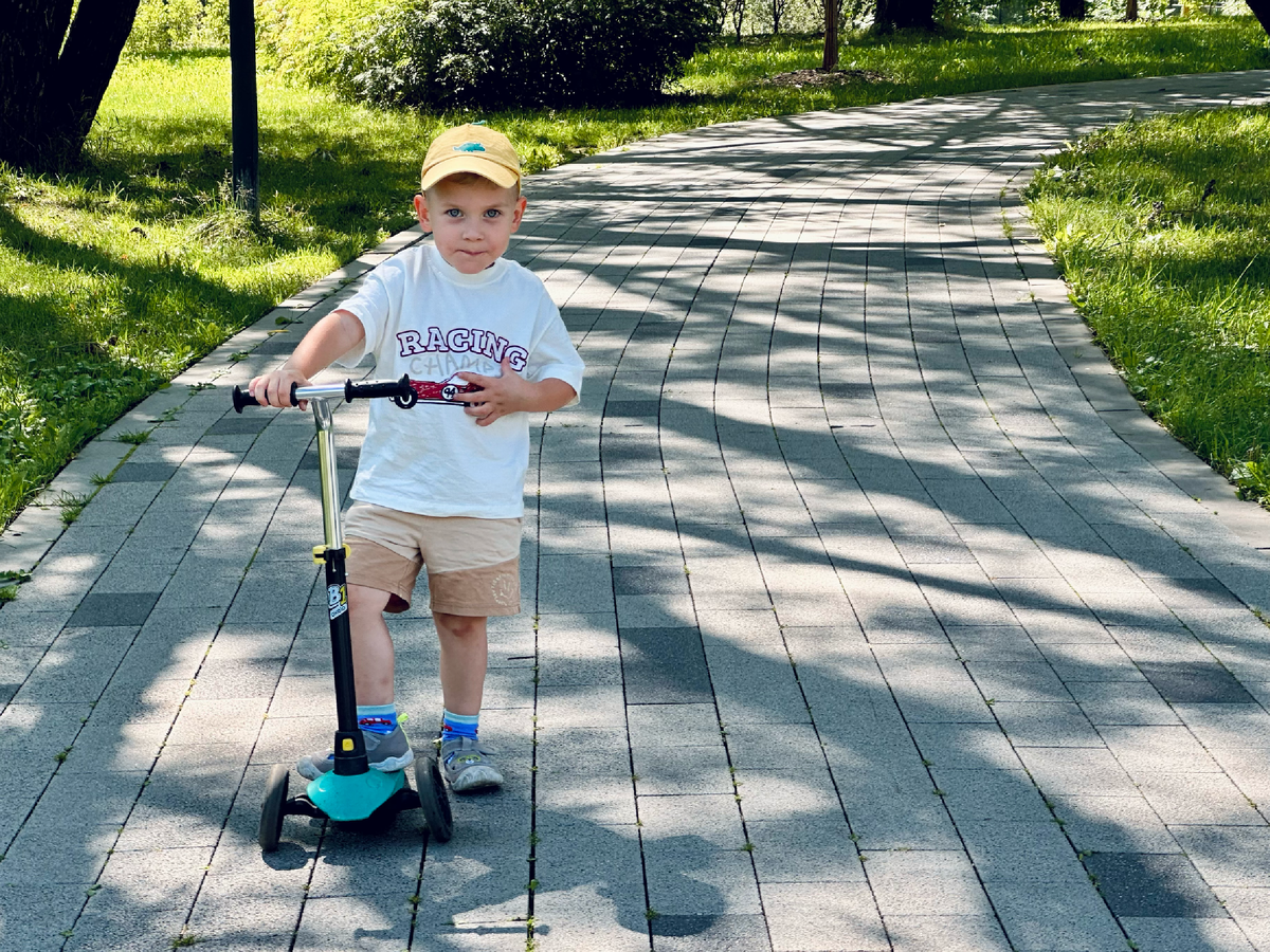 На днях этот герой далеко уехал от своей бабушки на самокате и не реагировал на команды. Стоило ли его шлёпать за такое? Уверена, что нет. 