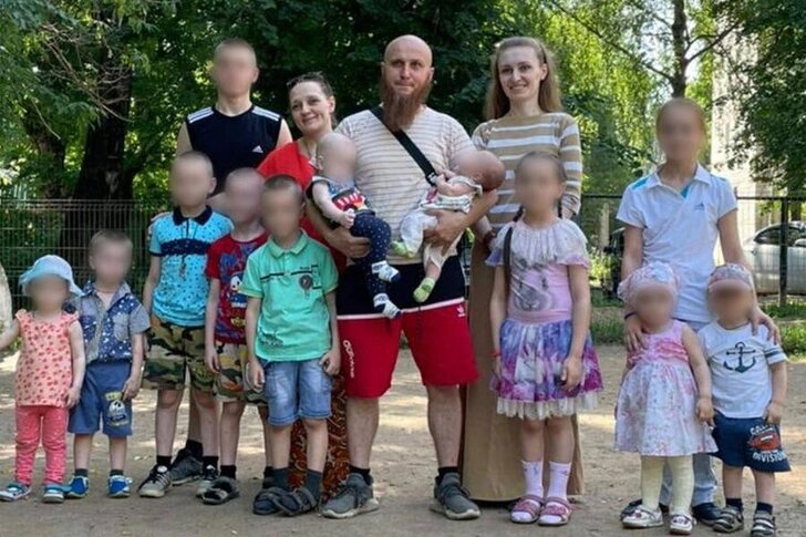    Мужчина живет в квартире, где в двух комнатах ютятся 16 детей