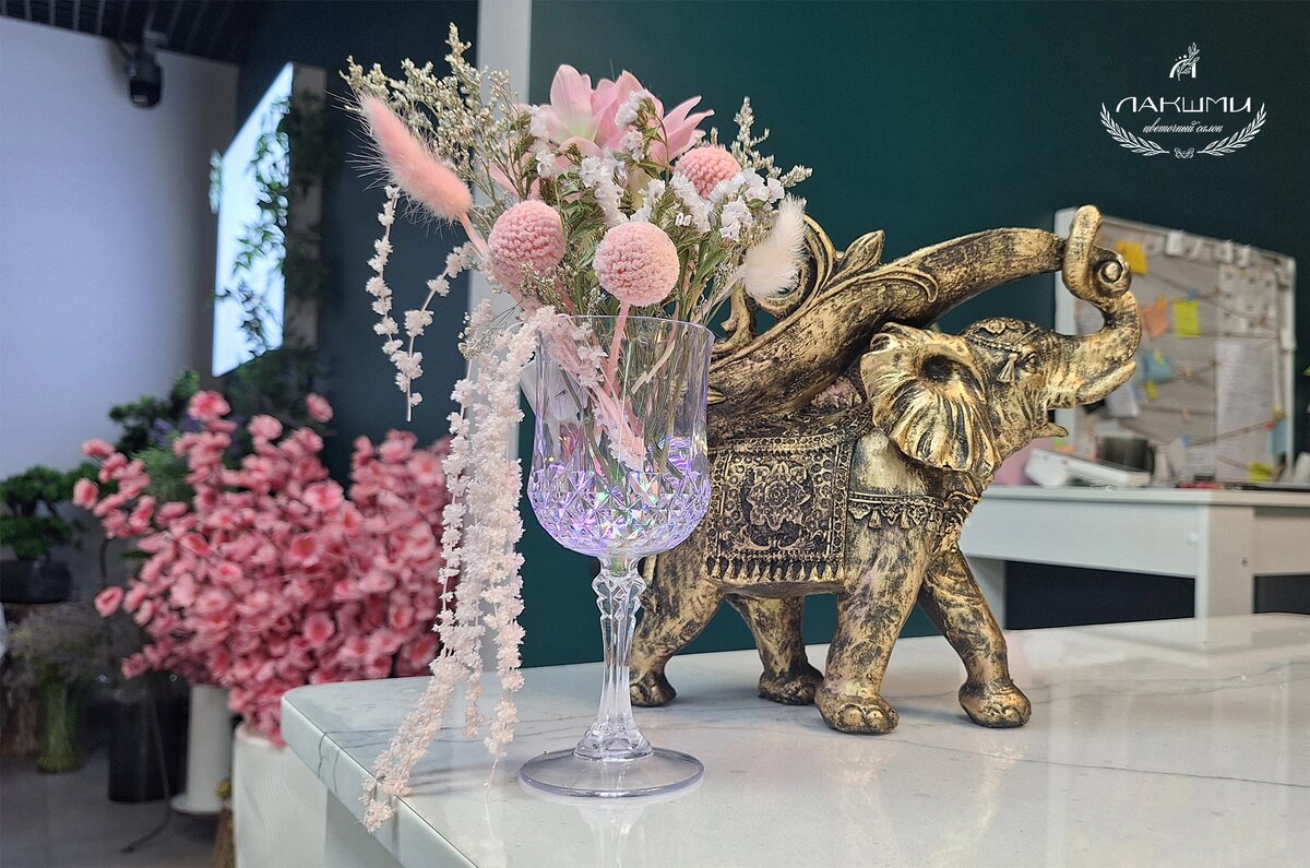 Композиция из сухоцветов с подсветкой для интерьера