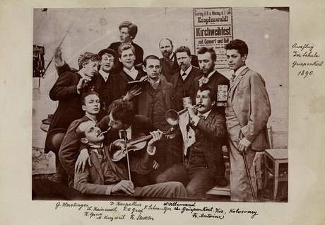 Компания молодых художников