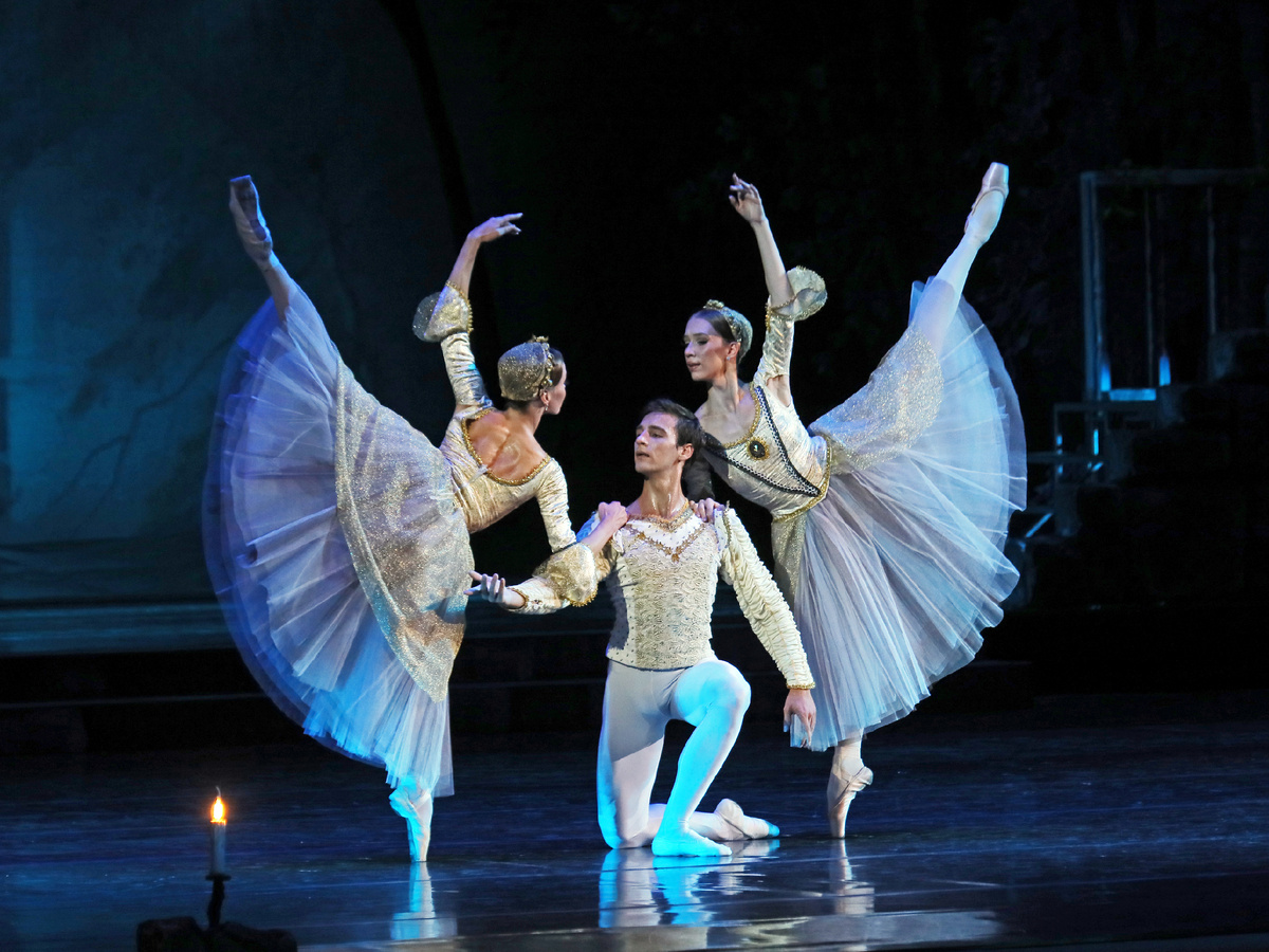 В конце первого акта можно увидеть один из красивейших номеров, поставленных Андреем Петровым, - он звучит как своего рода романтическое предчувствие грядущих перемен в судьбе принца Зигфрида. Танцуют Полина Казанцева, лауреат Международного конкурса Анастасия Тетерина и Алексей Казанцев.