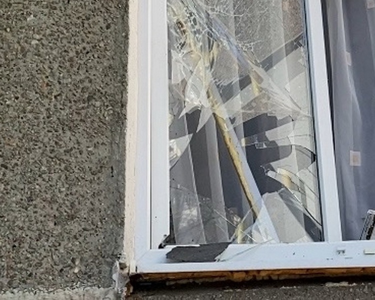     В поселке Лазурный Курского района из-за падения БПЛА повреждён дом