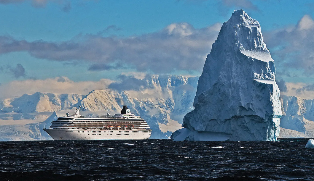 Круизное судно проходит долину айсбергов.