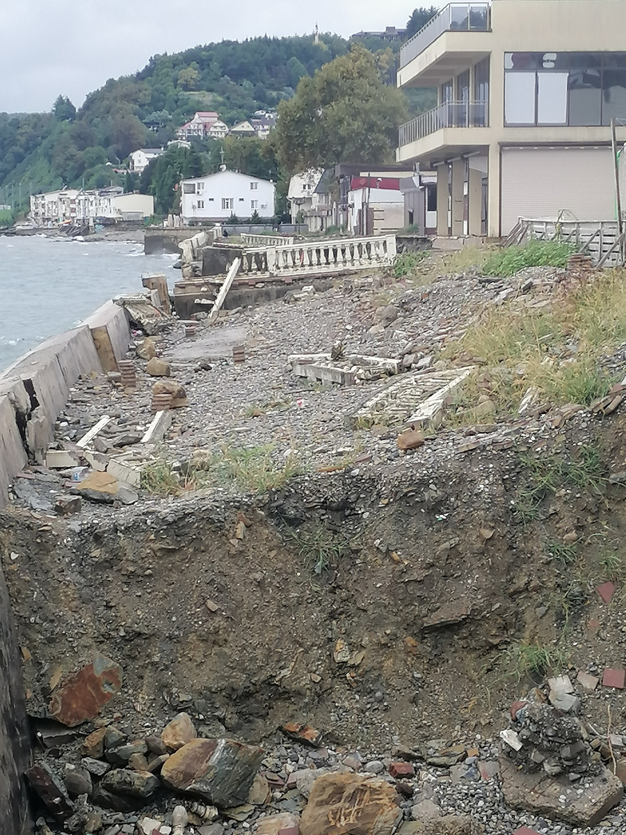 Отсутствие  всякой набережной  справа