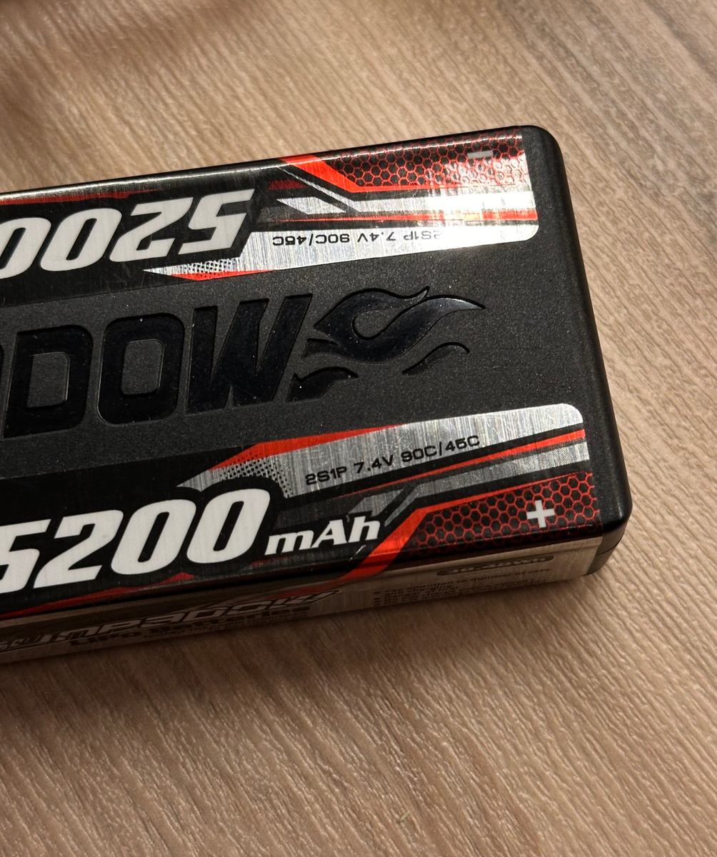 Мелким шрифтом указаны параметры АКБ: тип сборки, номинальное напряжение и токоотдача