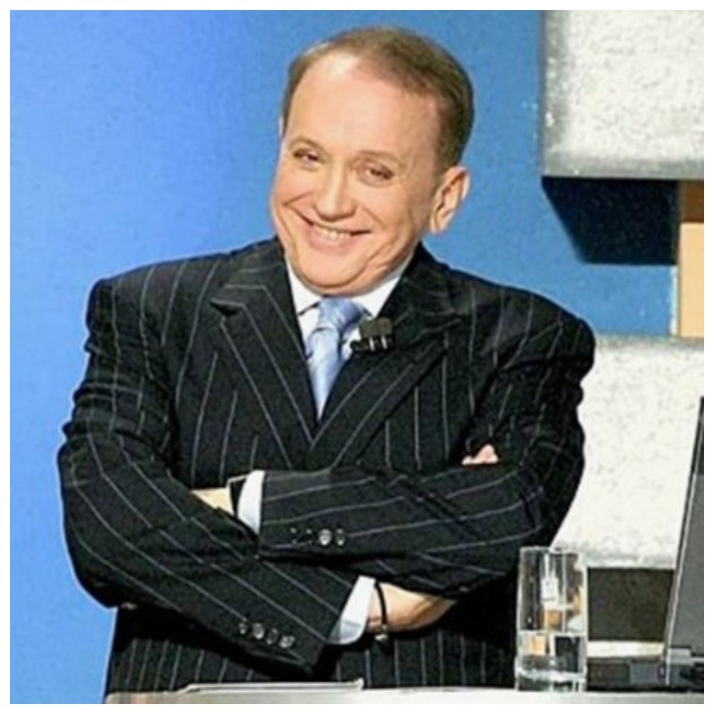 Нам всем знаком этот силуэт - как мы ждали КВН в свое время!