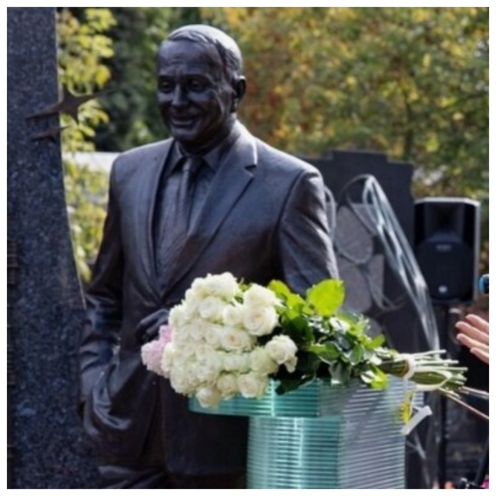 Теперь Масляков так же стоит, как живой, но из бронзы