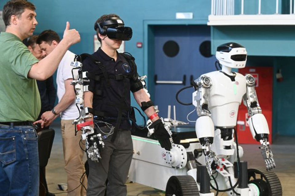 Кирилл Песков и робот Марфа. Фото: ЦПК