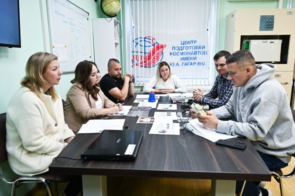 Космонавты на предполетных занятиях с научной аппаратурой. Фото: ЦПК