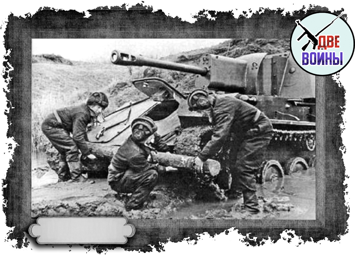 Советские танкисты. Крепление бревна к СУ-76. Фото в открытом доступе.