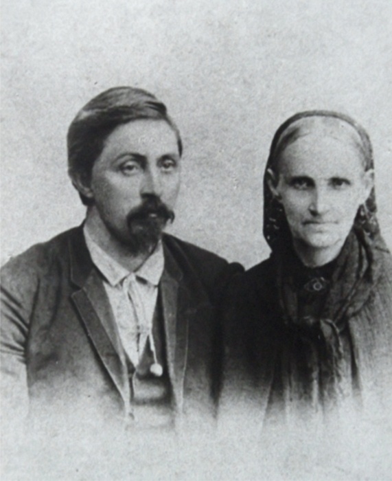 Дмитрий с матерью.