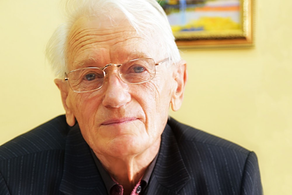 И да, по его словам (и подтверждённым наблюдениям за пациентами), эта привычка способна добавить +20 лет жизни. Не в стиле «лежать в кресле и дышать через трубочку», а в стиле «в 70 подниматься по лестнице без одышки».
