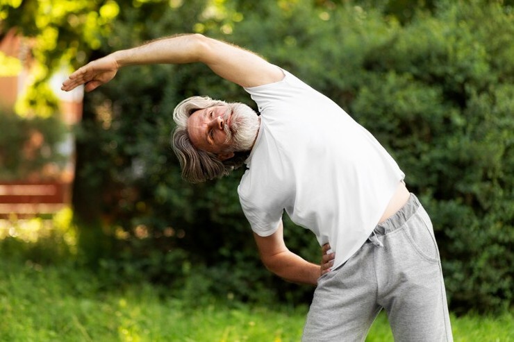 А его секрет прост: каждое утро он выходит на свежий воздух и 10–15 минут двигается.
