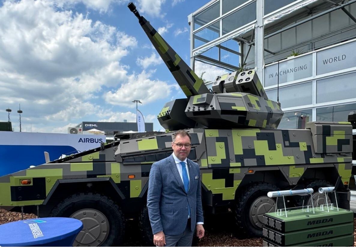 Посол Украины в Германии Алексей Макеев у комплекса Skyranger. Июнь 2024 года. Германия. Фото: Rheinmetall