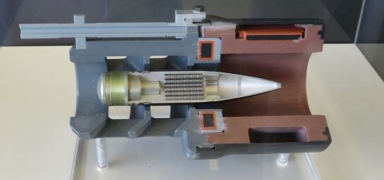 Фотография в разрезе 30-мм снаряда с изображением вольфрамовых цилиндров внутри