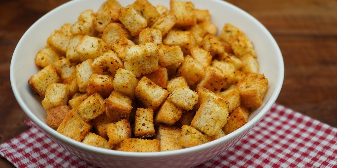 Вкусные домашние чесночные сухарики, которые не сравнятся с магазинными! Готовятся быстро и легко!