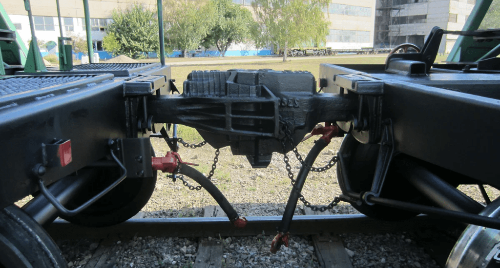 автосцепка между двумя грузовыми вагонами