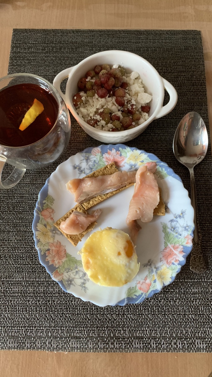 Фото автора канала (у меня другой стол, временно любимый стол убрали из-за перестановки, а также отказались от стульчика для кормления).