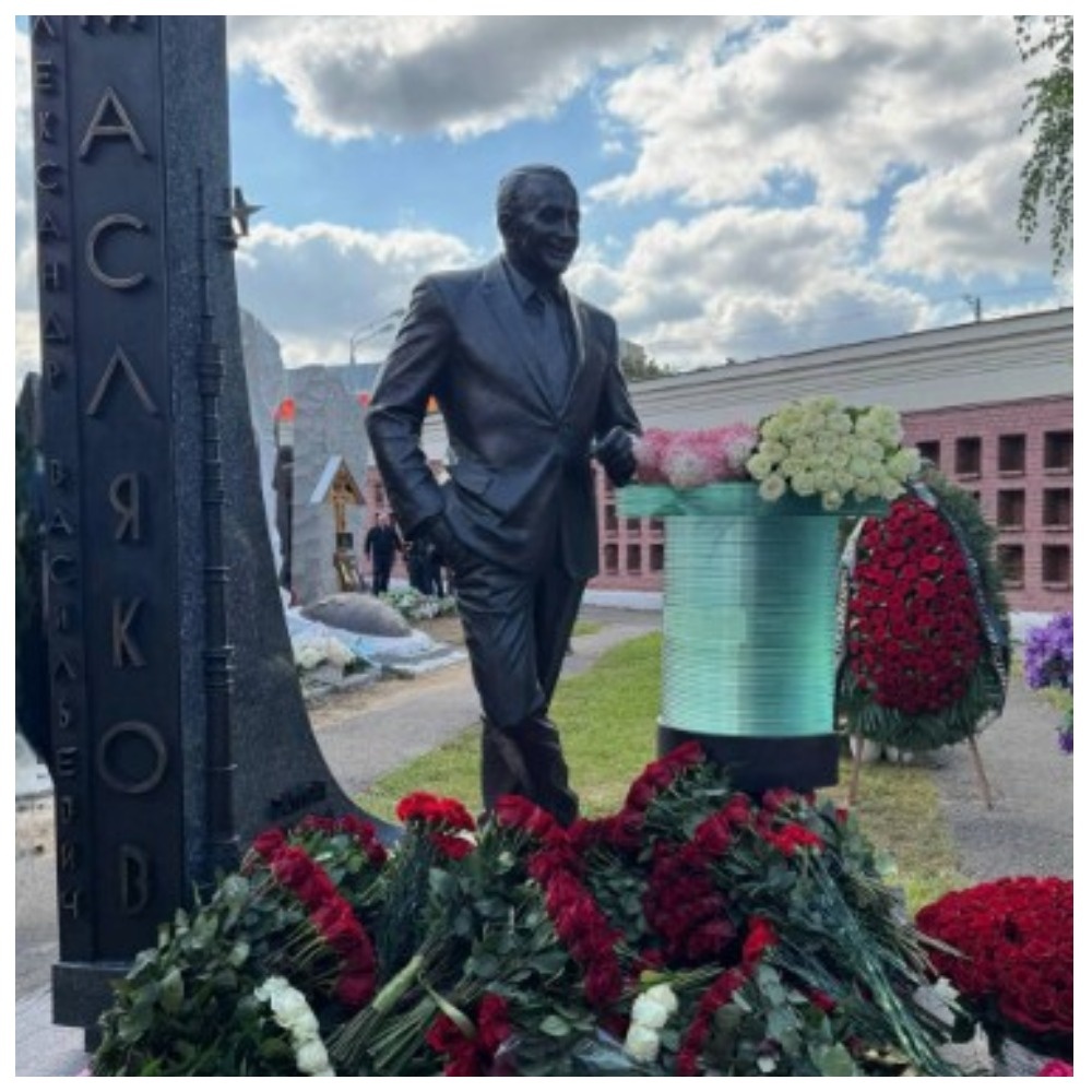 Главный акцент композиции - фигура Маслякова в полный рост.