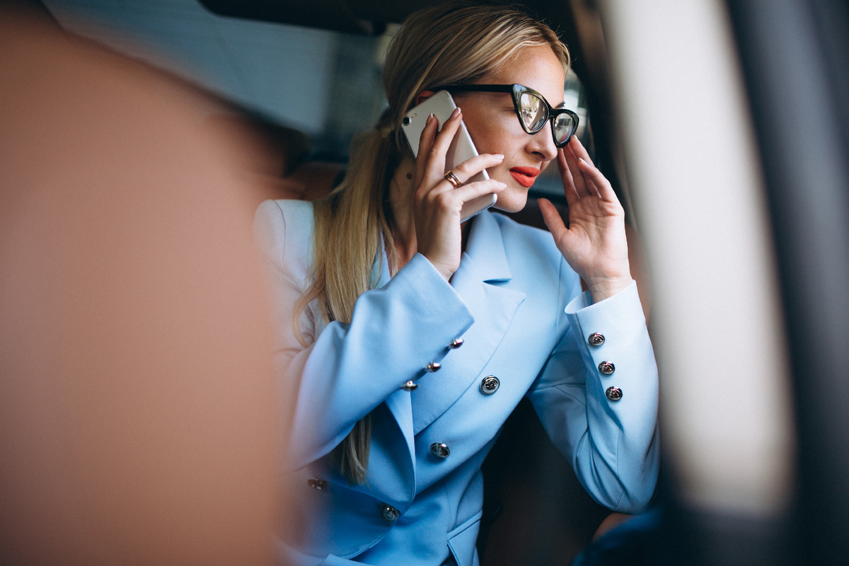 https://ru.freepik.com/free-photo/business-woman-talking-phone-car_2859942.htm#fromView=search&page=1&position=21&uuid=80263128-adac-45b8-a1c0-0d209064dc76&query=%D1%80%D0%B0%D0%B7%D0%B3%D0%BE%D0%B2%D0%BE%D1%80+%D0%BF%D0%BE+%D1%82%D0%B5%D0%BB%D0%B5%D1%84%D0%BE%D0%BD%D1%83