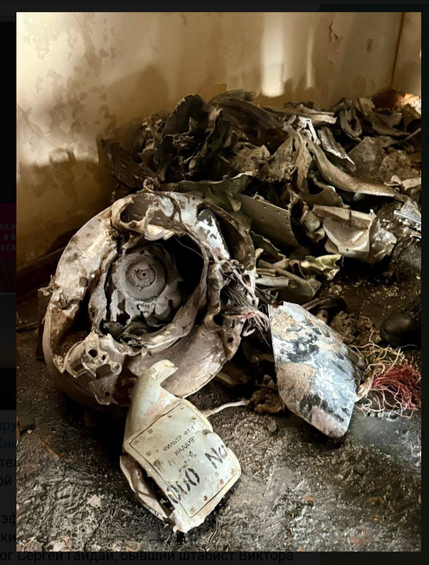    Фрагмент ракеты, упавшей на кабмин. Скриншот: телеграм-канал "ПолитНавигатор. Новости и аналитика"