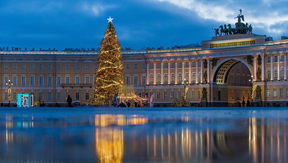    В 2025 году живая ель на Дворцовой площади стала победительницей конкурса «Ёлки России» Автор фото: Сергей Ермохин/"ДП"