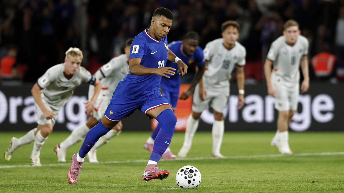    Килиан Мбаппе исполняет пенальти. Reuters