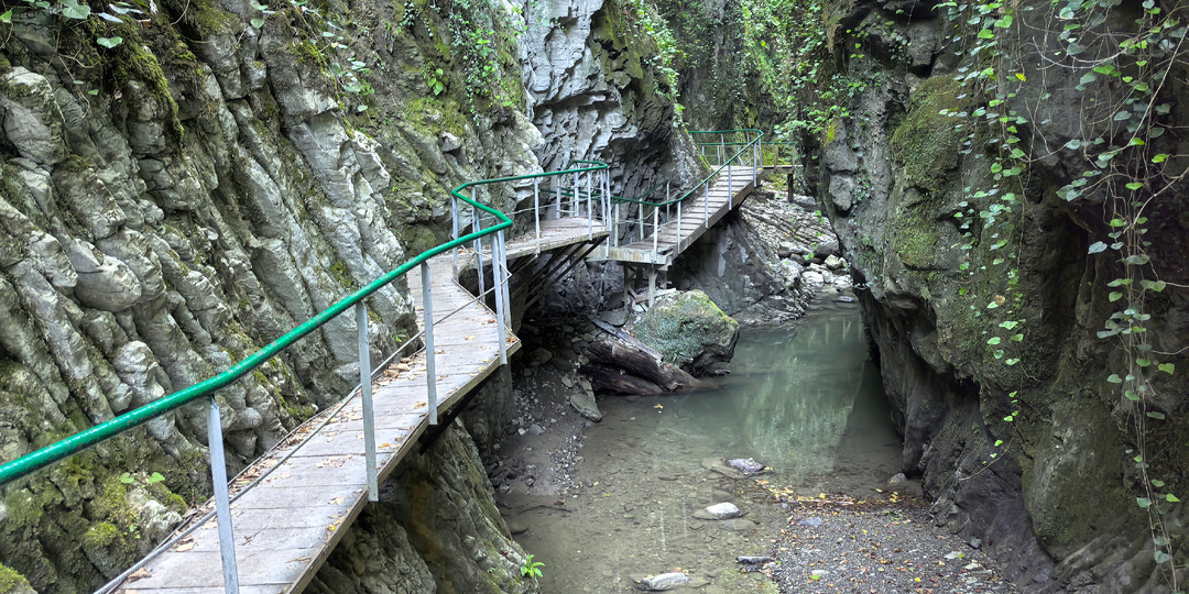 Прогулка в Свирское ущелье на окраине Лазаревского с годовалым ребёнком