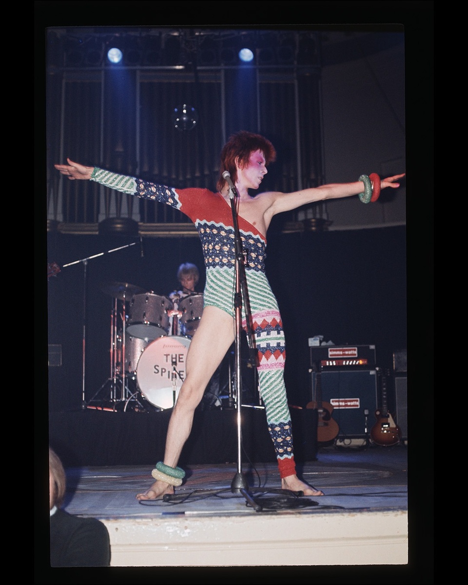 Дэвид Боуи в образе Зигги Стардаста в асимметричном комбинезоне, созданном Кансаем Ямамото. Фото Мика Рока, 1973 год. © Mick Rock