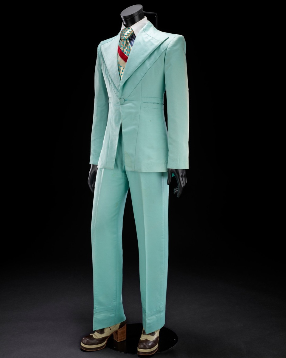 Костюм, который Дэвид Боуи носил в роли Зигги Стардаста в клипе «Life on Mars» из альбома «Hunky Dory». Дизайн: Фредди Бурретти, 1972 год. Изображение предоставлено Музеем Виктории и Альберта.