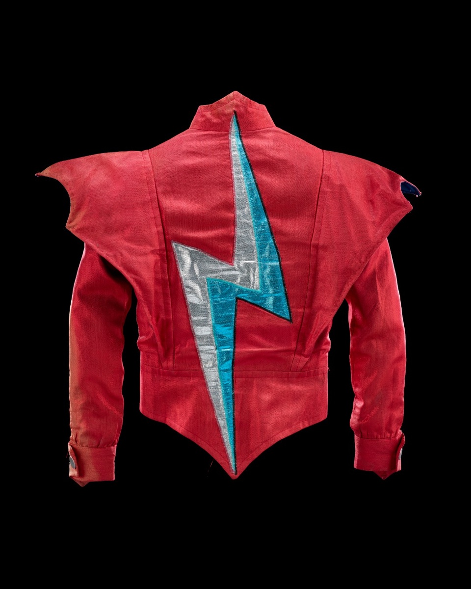 Куртка Aladdin Sane. Дизайн Фредди Бурретти для Дэвида Боуи, 1973 год. Изображение предоставлено Музеем Виктории и Альберта.