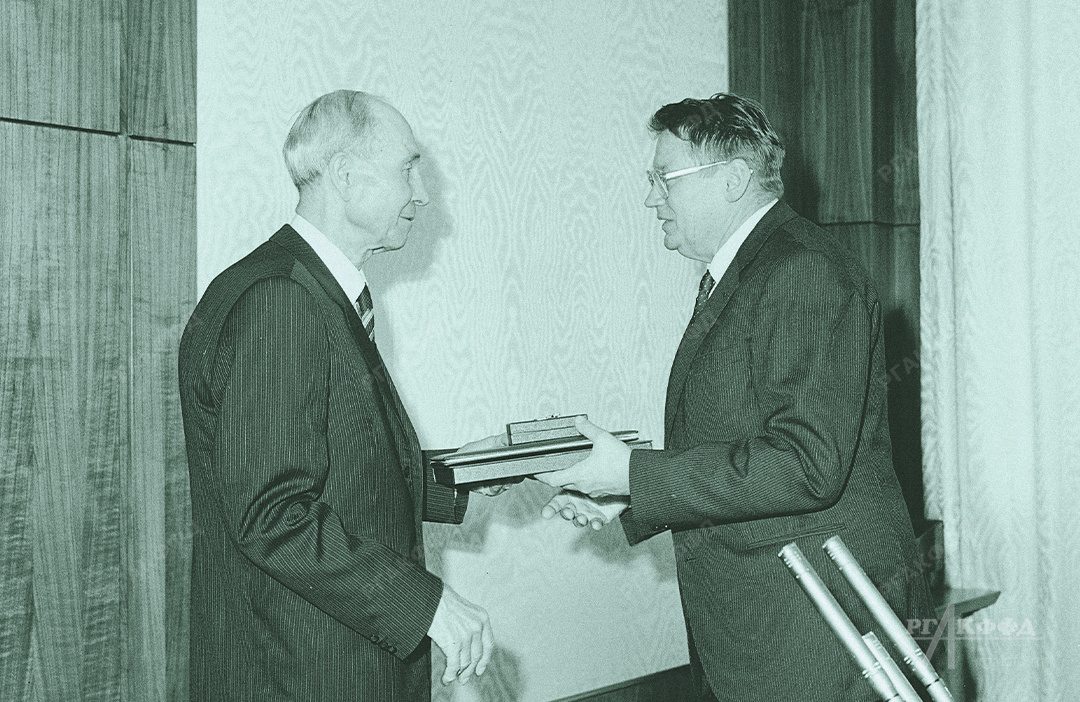 Вручение документа о присвоении звания «Народный артист СССР» композитору Б.А. Чайковскому (справа) / Москва, 06.11.1985 г. / РГАКФФД. Арх.№ 1-109208