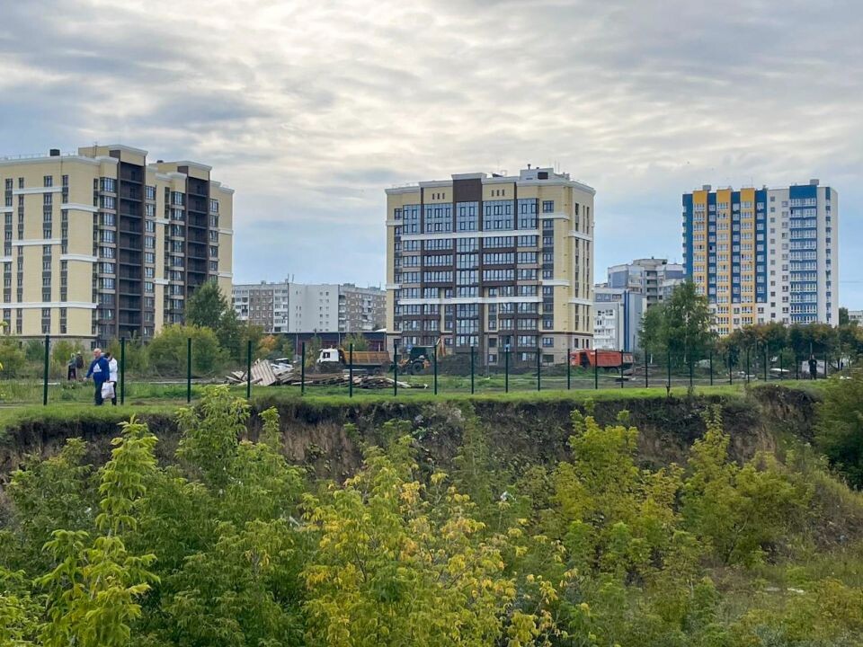    Ограждение в парковой территории на улице Шумакова, 9. Источник: Виталий Барабаш/"Толк"