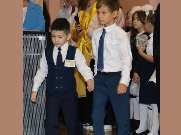 Мы как одели внука Мишу 1 сентября в первый класс, так он и ходит в школу в комплекте одного вида "брючки- рубашка - жилетик"))). Предметы одежды из комплекта по мере вырастания, конечно, меняет.  А пиджак ему даже не понадобился. В школе у них очень тепло.