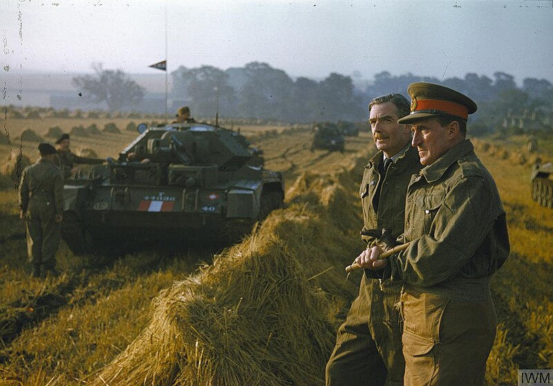 «Крусейдер» на заднем плане.