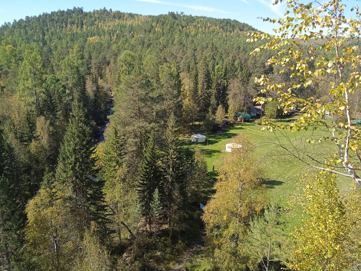 Вид на турбазу со скальника Витязь. 